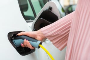 Instalación de punto de recarga de coche eléctrico en garaje con wallbox y cuadro eléctrico